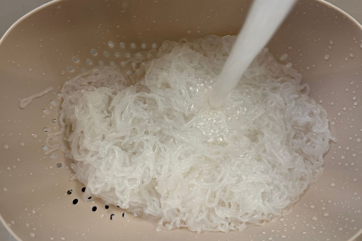 Rinsing shirataki noodles